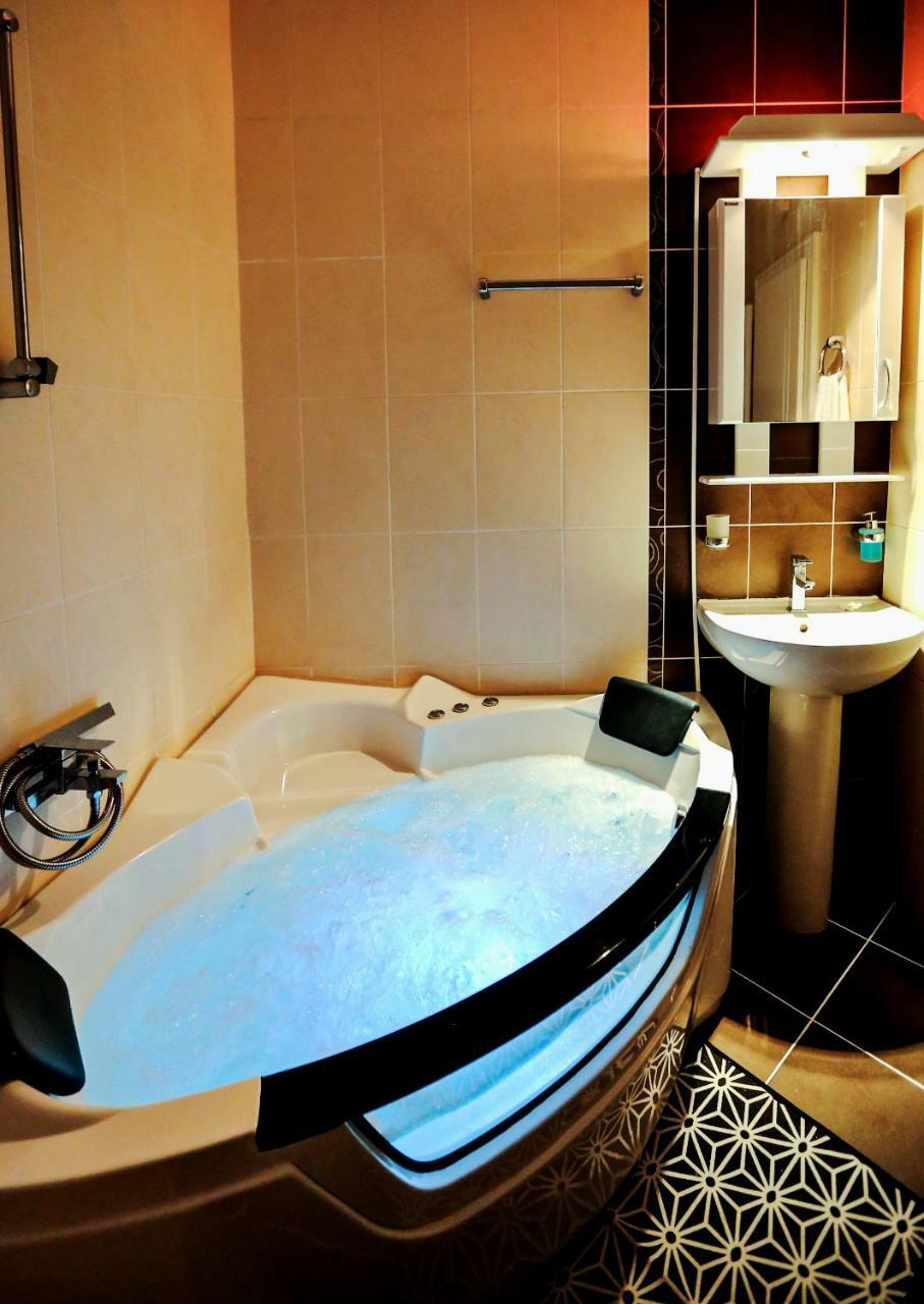 Jacuzzi Oasis Apartment  Novi Sad Buitenkant foto